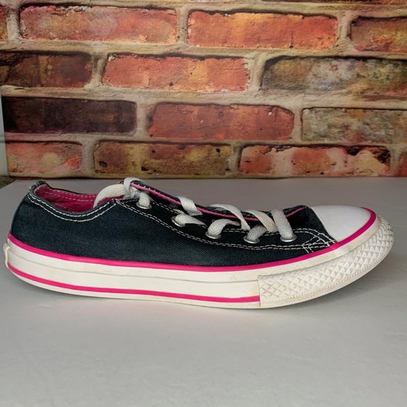 Chuck Taylor All-Star Lows - Black w/pink piping - Junior Size 3 - Picture 3 of 5